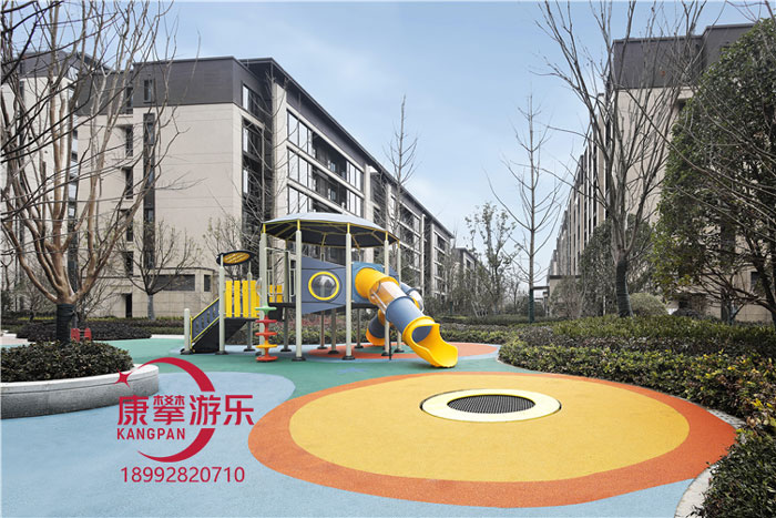 戶外滑滑梯